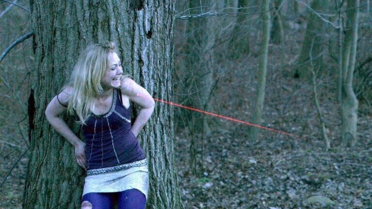 Die junge Hostess Haley Cole (Emily Kinney) wird von einem Serienmörder gejagt. – Bild: TVNOW