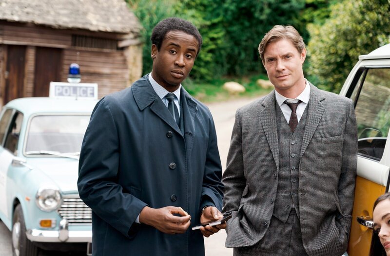 Felix Livingstone (Jerry Iwu, l.) und Sam Gillespie (Max Brown, r.). – Bild: WDR/​Gary Moyes/​BBC Studios