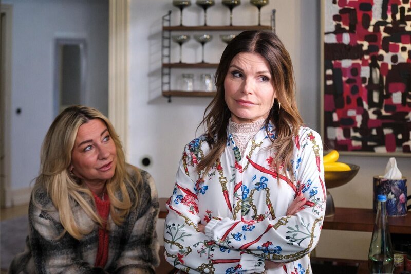 Britta (Tabea Heynig, r.) sieht ein, dass es keine gute Idee ist, sich an Patrizias Geld zu bedienen. Links Ute (Isabell Hertel) – Bild: RTL /​ Stefan Behrens