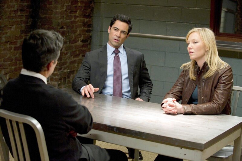 Detective Nick Amaro (Danny Pino, M.) und Detective Amanda Rollins (Kelli Giddish) befragen den Ex-Häftling Jimmy Vasquez (Esai Morales). Dieser steht in Verdacht, einen Doppelmord begangen zu haben, um die Tochter einer Familie vor weiteren Vergewaltigungen zu schützen. – Bild: TVNOW /​ Universal