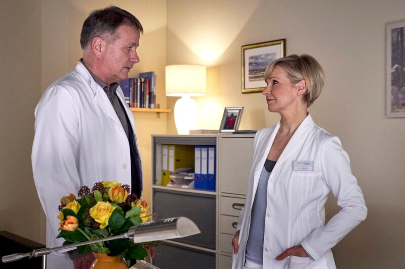 Chefärztin Kathrin Globisch (Andrea Kathrin Loewig) hat ein Konzept zur Beantragung von Forschungsgeldern für ihr Spezialgebiet der Schmerztherapie vorgelegt. Klinikleiter Dr. Roland Heilmann (Thomas Rühmann) befürwortet dieses und auch Sarah Marquardt ist einverstanden. Der Haken: In anderen Abteilungen müssen dafür Betten gekürzt werden. Auch die Gefäßchirurgie ist betroffen, das Fachgebiet ihres gemeinsamen Freundes Dr. Martin Stein. Sowohl Kathrin als auch Roland wissen, dass das kein leichtes Gespräch mit Martin wird. – Bild: MDR/​Saxonia/​Wernicke