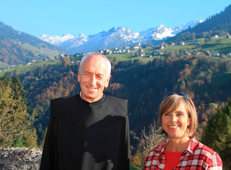 Pater Christophh von der Probstei St. Gerold mit Moderatorin Annette Krause. – Bild: SWR/​Jochen Schmid