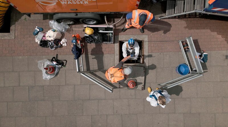 Transportsiel Altona: Nach über einer Stunde im Dunklen, kommt Enrico endlich wieder ans Tageslicht. – Bild: NDR Transportsiel Altona: Nach über einer Stunde im Dunklen, kommt Enrico endlich wieder ans Tageslicht. – Bild: NDR