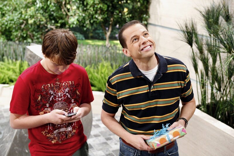 Nachdem Charlie Jake (Angus T. Jones, r.) sein Date vermasselt hat, ist dieser wütend und verspricht, sich zu rächen. Da kommt der Geburtstag seiner Großmutter Evelyn gerade recht. Jake überredet seinen Vater Alan (Jon Cryer, l.), Evelyn zum Abendessen einzuladen … – Bild: Warner Bros. Entertainment Inc.