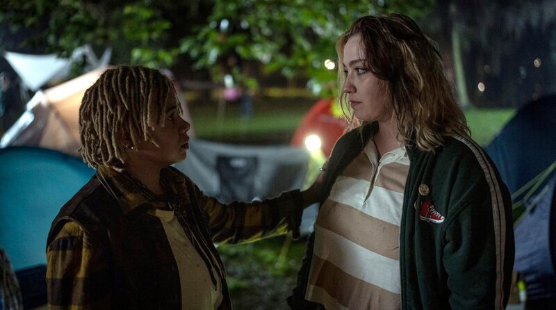 Resi (Rabea Lüthi, l.) tröstet Kim Moser (Bineta Hansen, r.), die nach erfolgloser Wohnungssuche zurück auf den Zeltplatz kommt. – Bild: WDR/​Thomas Kost