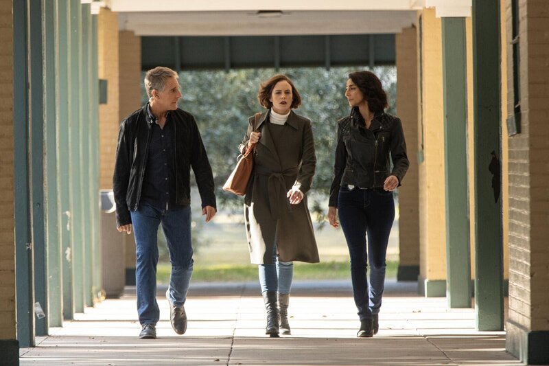 (v.l.n.r.) Dwayne Pride (Scott Bakula), Karla Monroe (Ellen Adair), Special Agent Hannah Khoury (Necar Zadegan) – Bild: 2019 CBS Broadcasting Inc. All Rights Reserved. /​ Sam Lothridge Lizenzbild frei