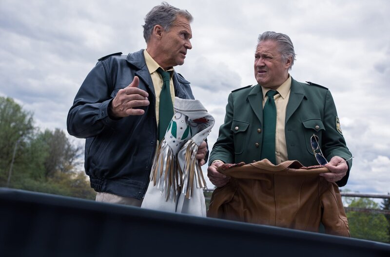 Hubert (Christian Tramitz, l.) und Girwidz (Michael Brandner, r.) finden im Kofferraum des Wagens mehrere Designerjacken. – Bild: Leonine /​ Kai Neunert