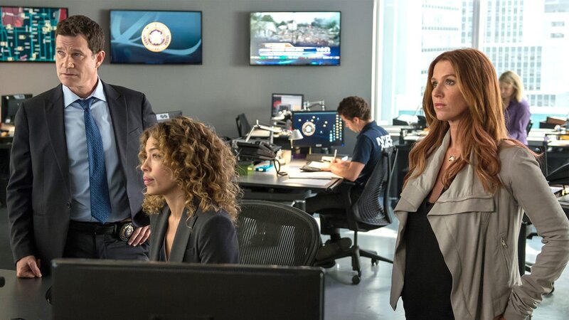Al Burns (Dylan Walsh), Cherie Rollins-Murray (Tawny Cypress), Carrie Wells (Poppy Montgomery) – Bild: AXN Black