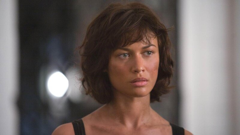 Die schöne Camille (Olga Kurylenko) spielt Bond gegenüber nicht mit offenen Karten und verfolgt ihre ganz eigenen Pläne. – Bild: RTL /​ Danjaq, LLC, United Artists Corporation, Columbia Pictures Industries, Inc.
