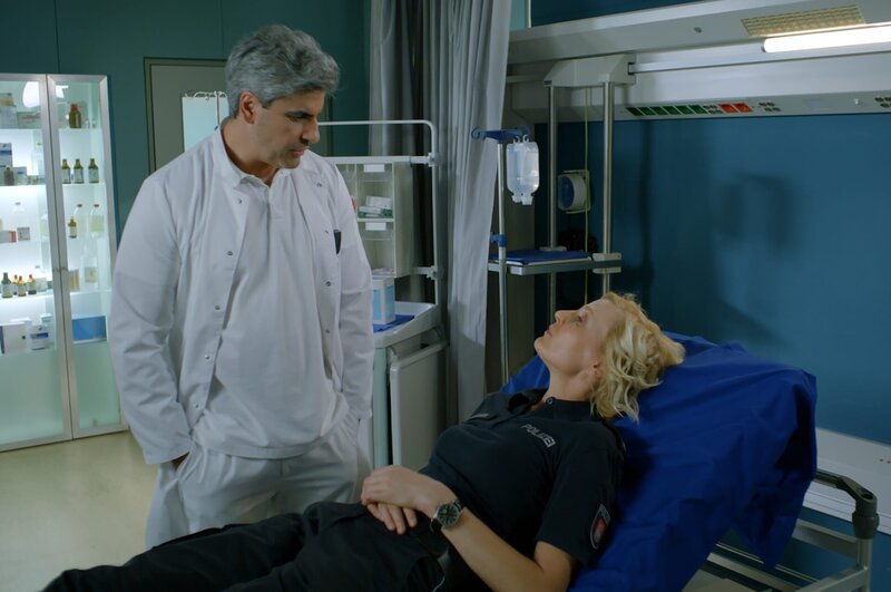 Dr. Sharif (Atheer Adel) gesteht Melanie (Sanna Englund), dass er gar nicht so glücklich über Jasmins Rückkehr ist. Denn er hat sich an die Verantwortung, die er bei ihrer Vertretung übernehmen musste, gewöhnt. – Bild: ZDF und Christian Klopp