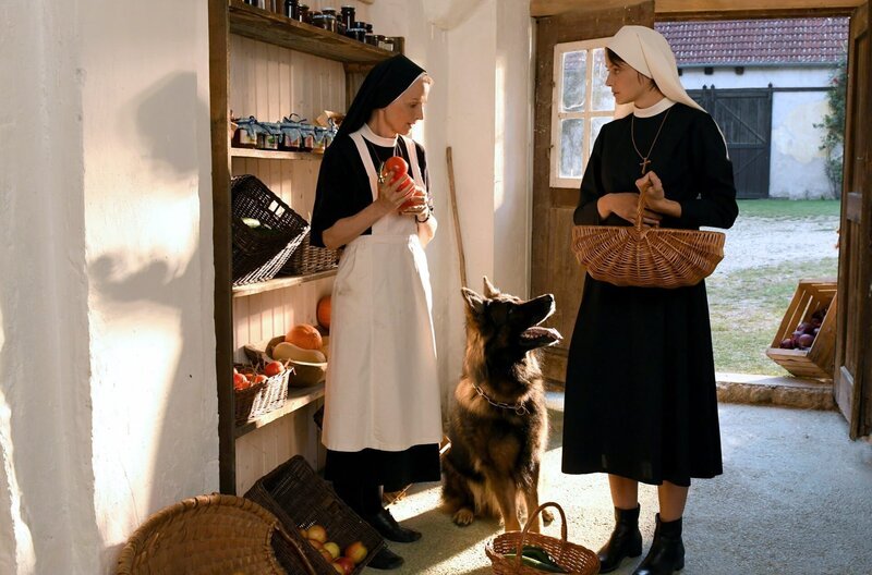 Schwester Agnes (Emanuela von Frankenberg, l.) wundert sich, warum Polizeihund „Hasso“ Emma (Thekla Hartmann, r.) auf Schritt und Tritt folgt? – Bild: ARD/​Barbara Bauriedl