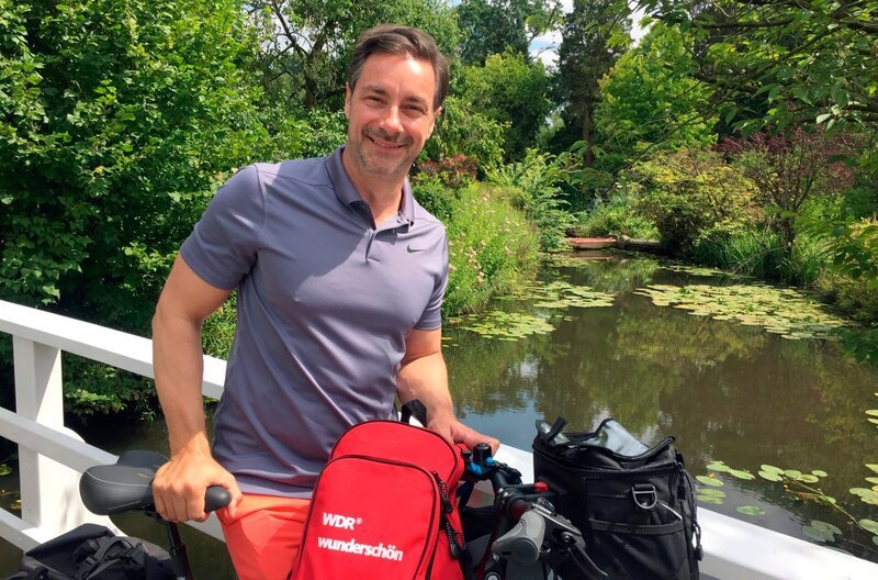 Auf seiner Sommer-Radtour durch den Westen radelt Marco Schreyl von den Externsteinen am Rande des Teuteburger Waldes bis zur Xantener Südsee am unteren Niederrhein – sechs Etappen, 40 bis 50 Kilometer pro Tag. – Bild: BR/​WDR/​Michael Wieseler