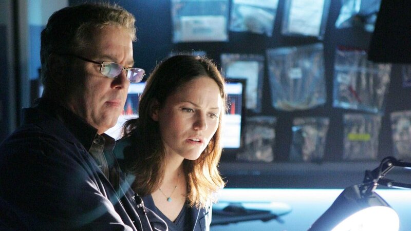 Grissom (William Petersen) und Sara (Jorja Fox) untersuchen den Tod einer pensionierten Bardame, die durch ein Fenster ihres Wohnzimmers gestürzt war und sich an den Glasscherben tödlich verletzt hatte. Die Suche nach Schmerzmitteln, scheint für die Lösung des Falles von großer Bedeutung zu sein, denn die Tabletten sind in der Drogenszene sehr begehrt. – Bild: Foto: TVNOW /​ CBS