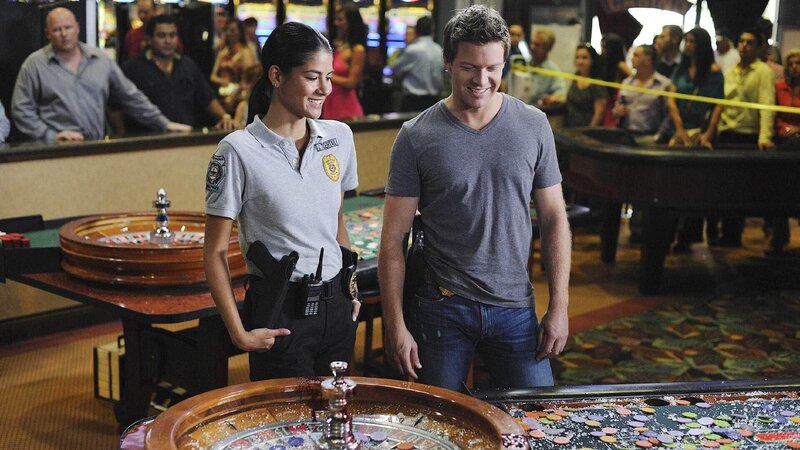 Als der Anführer eines Indianer-Reservates aus dem zwölften Stock eines Casinos auf einen der Roulette-Tische stürzt und stirbt, wird Jim (Matt Passmore) hinzugezogen und arbeitet gemeinsam mit der indianischstämmigen Polizistin Josie Tigertail (Morgan Hewitt) an dem Fall. Sie müssen klären, ob sich um einen Unfall, Selbstmord oder Mord handelt. – Bild: TVNOW