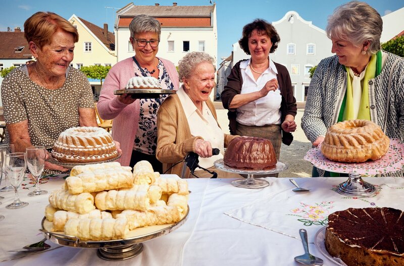 Oma Eberhofer (Enzi Fuchs, Mitte.) im Guglhupf-Himmel! – Bild: ARD Degeto/​BR/​Constantin Film/​Bernd Schuller