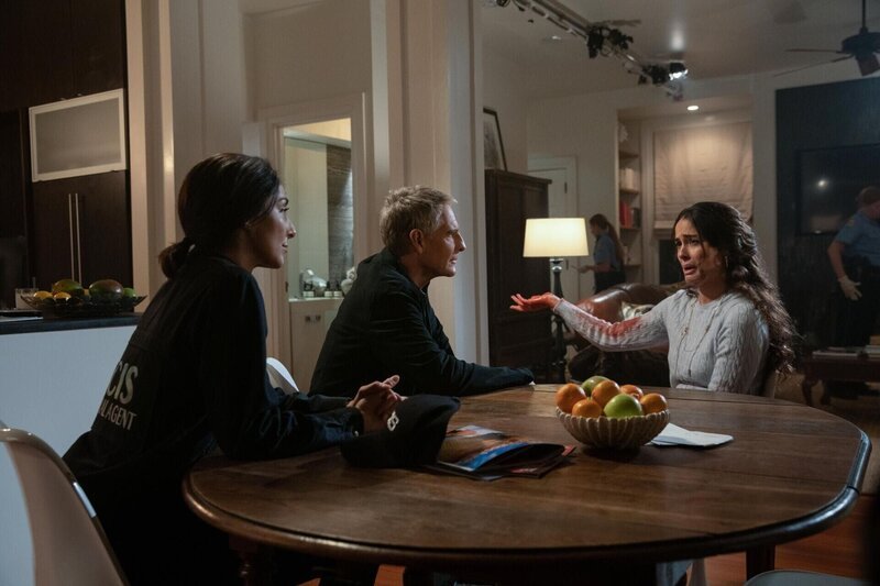 (v.l.n.r.) Special Agent Hannah Khoury (Necar Zadegan); Special Agent Dwayne Pride (Scott Bakula); Selina Garrett (Chelsea Gilligan) – Bild: 2019 CBS Broadcasting Inc. All Rights Reserved. /​ Sam Lothridge Lizenzbild frei