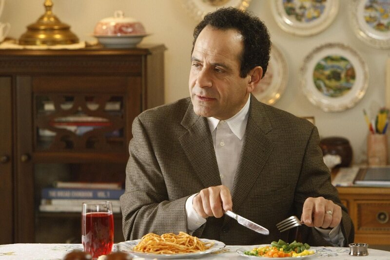 Monk (Tony Shalhoub) hat seiner liebenswerten älteren Nachbarin einen Gefallen getan und wird zum Dank von ihr in liebenswürdigster Weise bemuttert – was ihm offensichtlich behagt. Bis er glaubt, dass es bei seiner neuen Freundschaft einen Haken geben könnte … +++ – Bild: RTL /​ Universal /​ Mr. Monk wird bemuttert