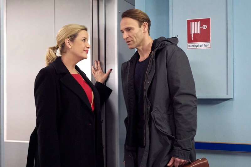 Nachdem Dr. Martin Stein (Bernhard Bettermann) die Vorverlegung der OP eines Privatpatienten abgelehnt hat, hat sich dieser an Sarah Marquardt (Alexa Maria Surholt) gewendet. Auch ihr sagt Martin, dass er nicht in den bestehenden OP-Plan eingreifen wird, nur weil ein Patient bar zahlt. Doch Sarah hat schon einen Plan: Der OP-Plan ist nur tagsüber lückenlos voll, sie schlägt Martin vor, nachts zu operieren. Da diesen im Moment eh nichts nach Hause zieht, sagt er unter der Voraussetzung, dass Sarah alles mit der Klinikleitung klärt, zu. – Bild: MDR/​Saxonia/​Wernicke