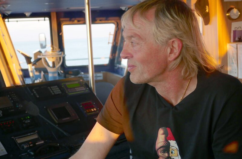 Ingo Drewes, Kapitän aus Hamburg-Cranz auf der Brücke der HENNEKE RAMBOW. – Bild: NDR/​Ulrich Patzwahl