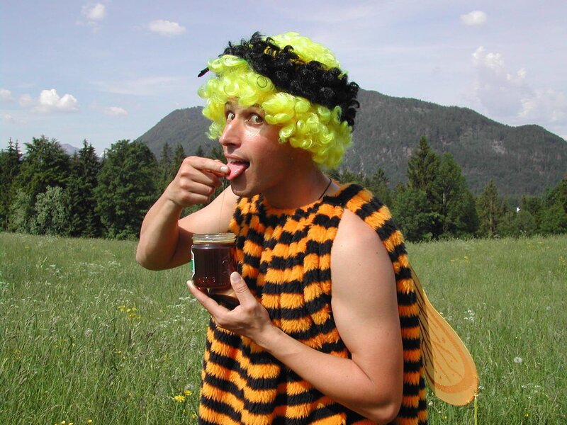 Moderator Willi Weitzel macht sich auf, das Leben der Bienen zu erkunden. Er erfährt, dass Honig als Nahrungsvorrat für das Bienenvolk dient. – Bild: BR/​megaherz gmbh