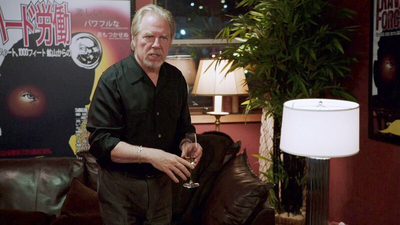 Der Film- und Fernsehproduzent Fred Sandow (Michael McKean) lädt junge Frauen zum Casting ein, setzt sie unter Drogen und vergewaltigt sie. Aus Angst um ihren Job schwiegen die Frauen – bis jetzt. – Bild: RTL /​ Universal
