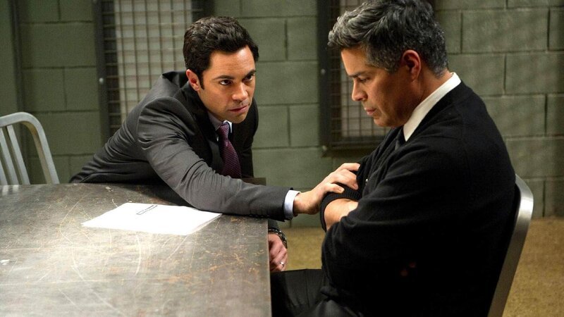 Detective Nick Amaro befragt den Ex-Häftling Jimmy Vasquez. Hat dieser etwas mit dem Doppemord zu tun? – Bild: TVNOW /​ Universal