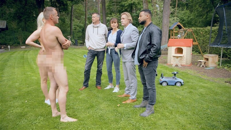 Ingo Lenßen (5.v.l.); Ben Handke (r.) – Bild: SAT.1