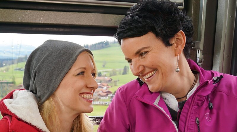 Anna Lena Dörr (links) und Jodellehrerin Hedwig Roth. – Bild: SWR