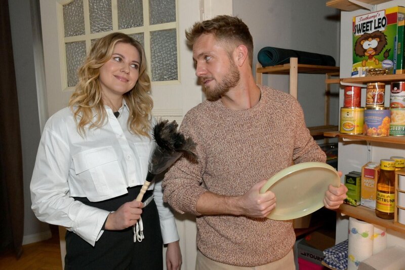 Paul (Niklas Osterloh) freut sich mit Alicia (Josefin Bressel), dass Kate in letzter Zeit durch ihre Freundschaft zu Helena einen unbeschwerten Eindruck macht. – Bild: RTL /​ Rolf Baumgartner