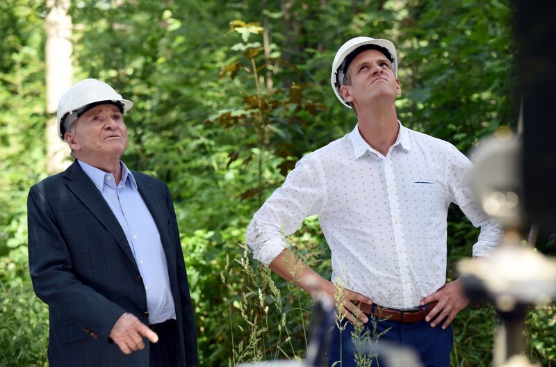 Die Probebohrungen nach Litium sind fast beendet. Wöller (Fritz Wepper, l.) und Alex Rauscher (Jakob Geßner, r.) schwelgen in Zukunftsplänen. – Bild: ARD/​Barbara Bauriedl