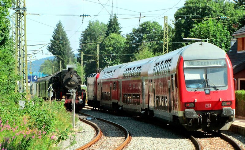 Gegenwart und Vergangenheit begegnen sich regelmäßig am Bahnhof Aha; dort ist eine der beiden Ausweichstellen auf der eingleisigen 3-Seen-Bahn. – Bild: SWR