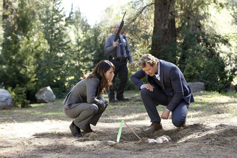 Ermitteln in einem neuen Fall: Teresa (Robin Tunney, l.) und Patrick (Simon Baker, r.) … – Bild: Warner Bros. Television Lizenzbild frei