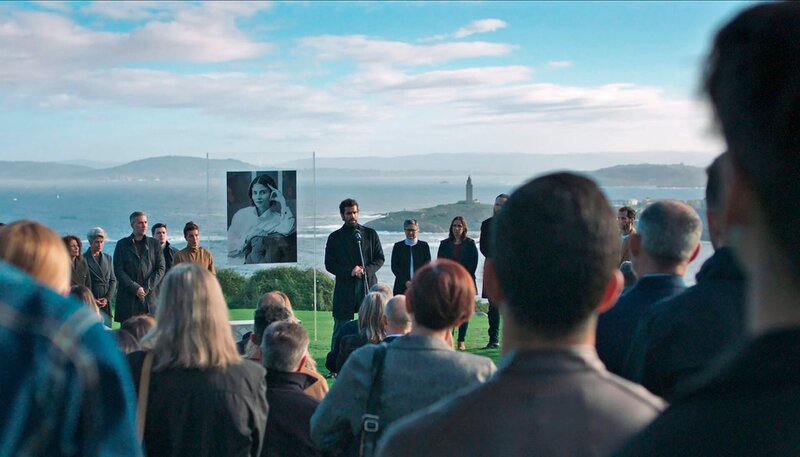 Nervenaufreibender Thriller über die Gefahren Künstlicher Intelligenz. Auf der Beerding von Alicia Kovacs hält ihr Kollege Brais Lago (Tamar Novas) eine Rede. – Bild: WDR/​2024 Pandastorm Pictures GmbH