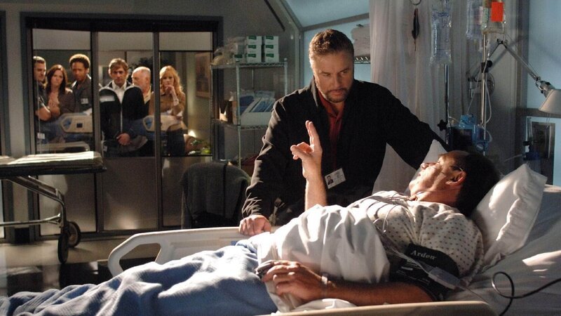 Als Capt. Brass (Paul Guilfoyle, lieg.) nach seiner schweren Verletzung wider Erwarten aufwacht, ist die Erleichterung bei Gil Grissom (William Grissom) und seinen CSI-Kollegen groß. – Bild: TVNOW /​ CBS