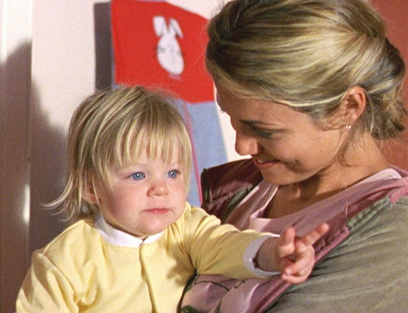 Tess (Bridie Carter, r.) ist verzweifelt: Kurz vor Charlottes (Tahlia Stacy-Clark) erstem Geburtstag trifft ein Brief vom Gericht ein. Der leibliche Vater fordert das Sorgerecht. – Bild: RTL