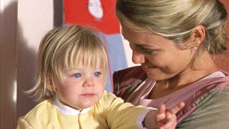 Tess (Bridie Carter, r.) ist verzweifelt: Kurz vor Charlottes (Tahlia Stacy-Clark) erstem Geburtstag trifft ein Brief vom Gericht ein. Der leibliche Vater fordert das Sorgerecht. – Bild: TVNOW