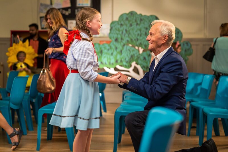 Paul (Paul Hogan, r.) – Bild: Nameless / Jackson Finter Paul (Paul Hogan, r.) – Bild: Nameless / Jackson Finter