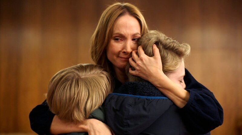 Sam (Clement Stokes), Angela (Joanne Froggatt) und Max Two (Seth Stokes). – Bild: WDR/​Two Brothers Pictures/​All3Media International