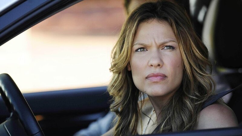 Callie (Kiele Sanchez) wird zur stärksten Waffe bei den Ermittlungen, weil sie in jungen Jahren selber einmal professioneller Jockey werden wollte. – Bild: TVNOW