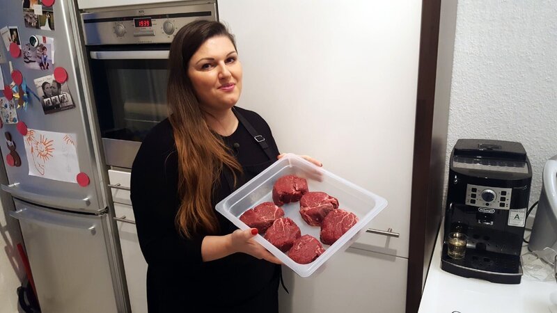 Gastgeberin Sanja – Bild: MG RTL D /​ ITV Studios