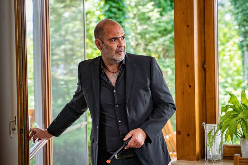  …zu dumm nur, dass er keinen Schlüssel für das Haus am See hat. Er muss ich etwas überlegen und steigt kurzerhand durch die Terrassentür ein (Hannes Ringlstetter als Yazid) – Bild: Leonine