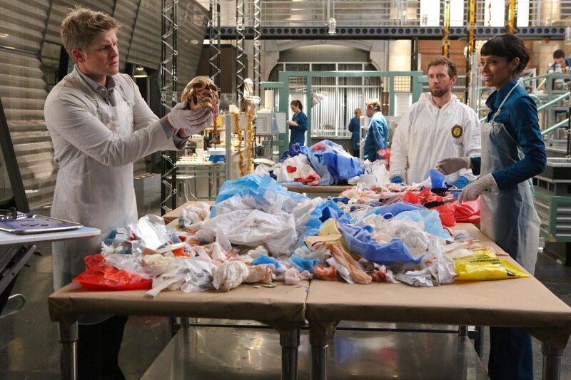 Additional info: BONES: L-R: Guest star Michael Grant Terry, TJ Thyne and Tamara Taylor in the special „The Resurrection in the Remains“ BONES/​SLEEPY HOLLOW crossover episode of BONES – Bild: Fox