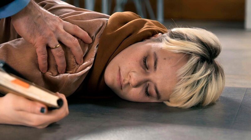 Mitten im Gespräch mit Wolfgang Berger kippt die junge Journalistin Klara Radke um. – Bild: ARD/​Saxonia Media