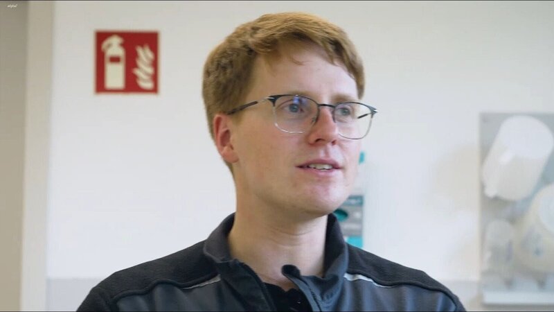 Kevin Bittmann, Projektleiter bei K-UTEC Salt Technologies in Sondershausen, Thüringen. – Bild: Maurice Demandt /​ BR