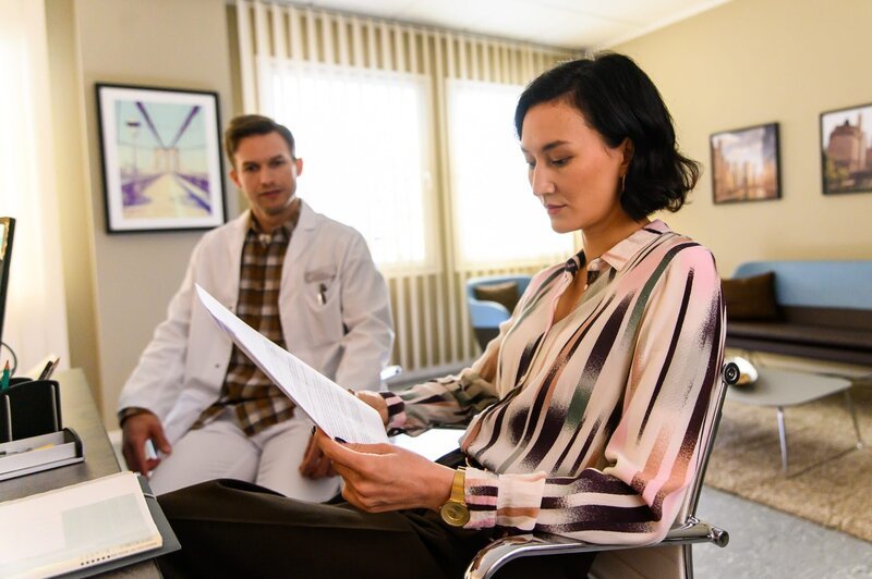 Dr. Paul Eckart (Florian Frowein) und Haruko Wedekind (Agnes Decker). – Bild: ZDF und Julia Feldhagen