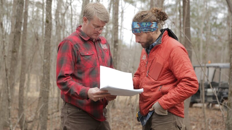 Pete Nelson discussing the building plans with a builder. – Bild: Animal Planet /​ Photobank – 34479_ep504_004 /​ Discovery Communications