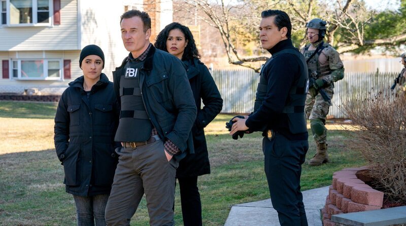 L-R: Hana Gibson (Keisha Castle-Hughes); Jess LaCroix (Julian McMahon); Sheryll Barnes (Roxy Sternberg); Clinton Skye (Nathaniel Arcand) – Bild: 2020 CBS Broadcasting, Inc. All Rights Reserved. /​ Mark Schafer Lizenzbild frei