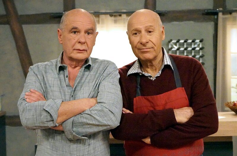 Heinz (Thomas Meinhardt, li.) und Franz (Edgar-M. Marcus) können sich nach langem Hin und Her doch noch in Sachen Sofa einigen. – Bild: SWR/​Krieg