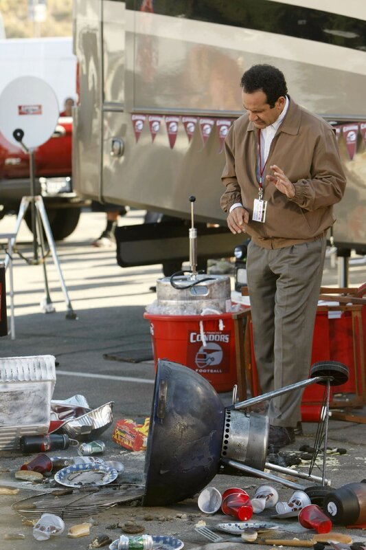 Inmitten des Trubels der zahllosen angetrunkenen Fans bei dem Footballspiel findet Monk (Tony Shalhoub) Hinweise darauf, dass in dem Stadion ein Verbrechen begangen worden sein könnte und sucht nun nach Beweisen. – Bild: RTLplus /​ Universal