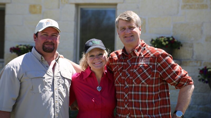 Pete Nelson with the treehouse owners. – Bild: Animal Planet /​ 34479_ep506_001 – Photobank /​ Discovery Communications